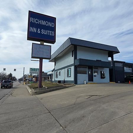 Richmond Inn And Suites Bagian luar foto