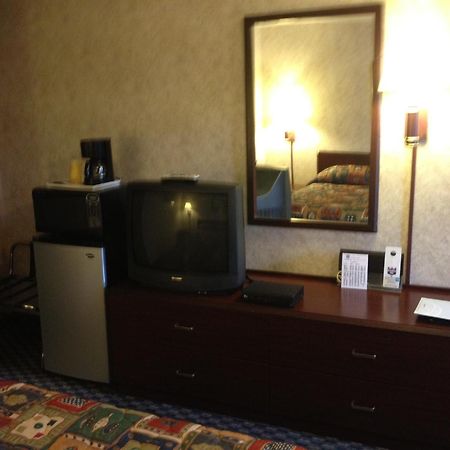 Richmond Inn And Suites Bagian luar foto