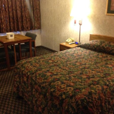 Richmond Inn And Suites Bagian luar foto