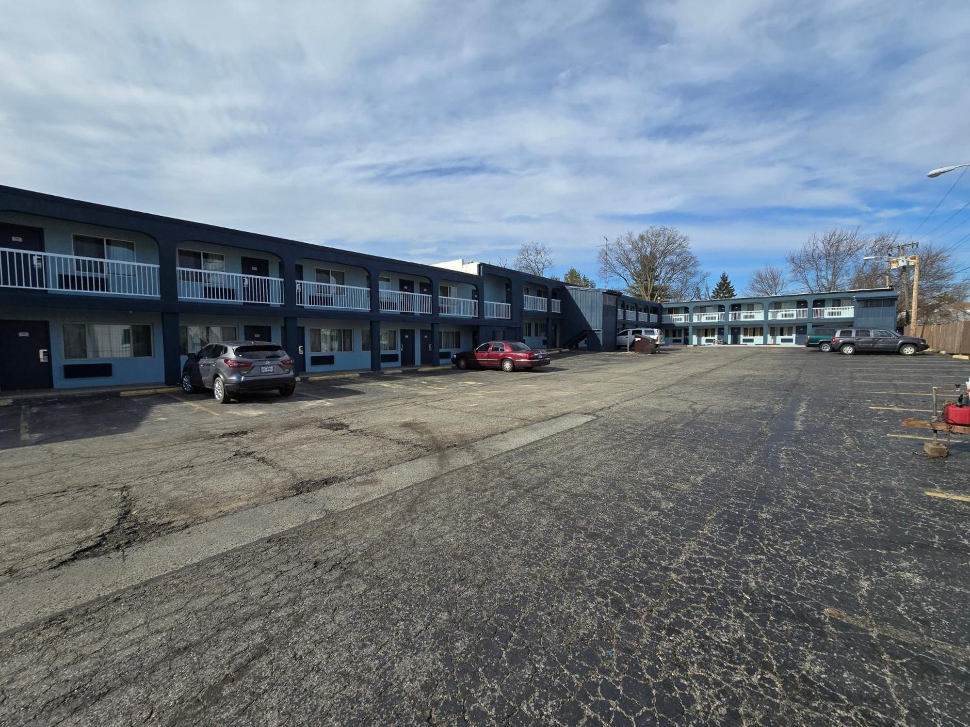 Richmond Inn And Suites Bagian luar foto