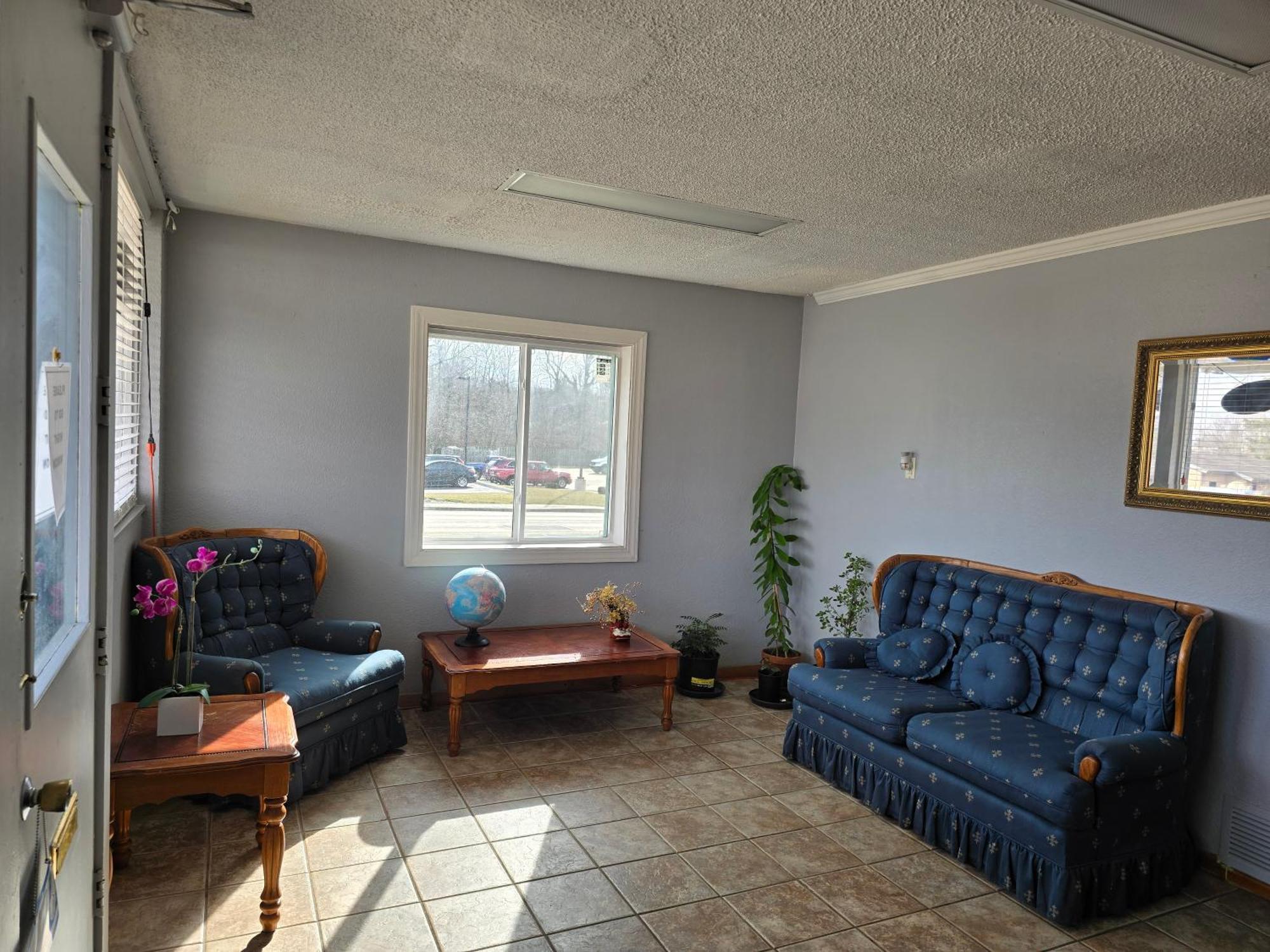 Richmond Inn And Suites Bagian luar foto