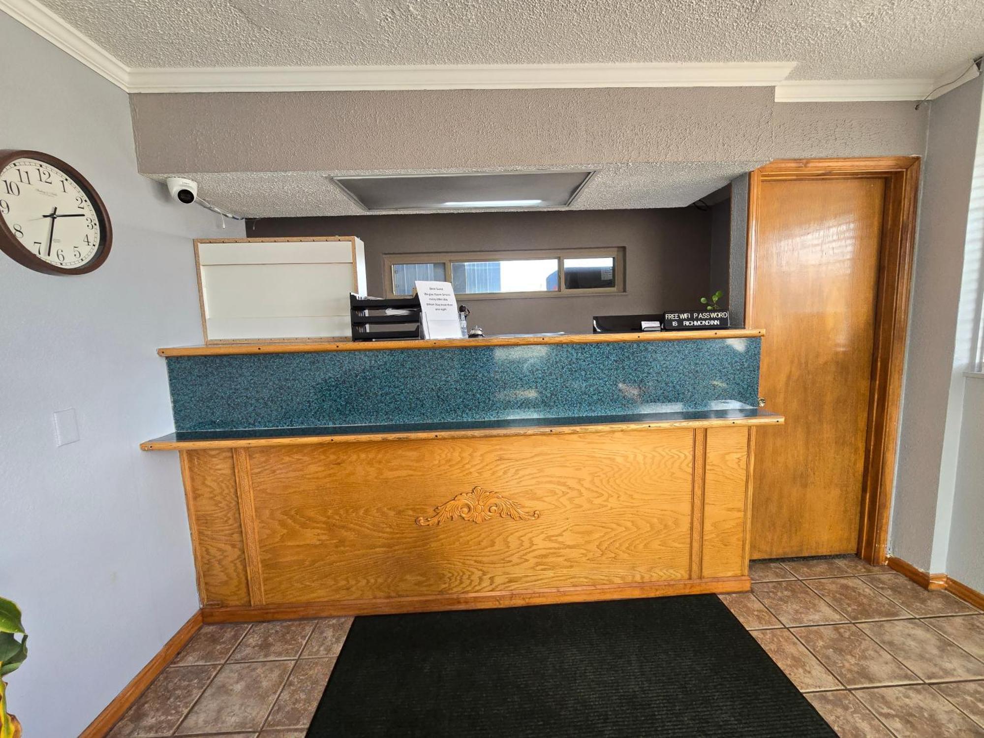 Richmond Inn And Suites Bagian luar foto