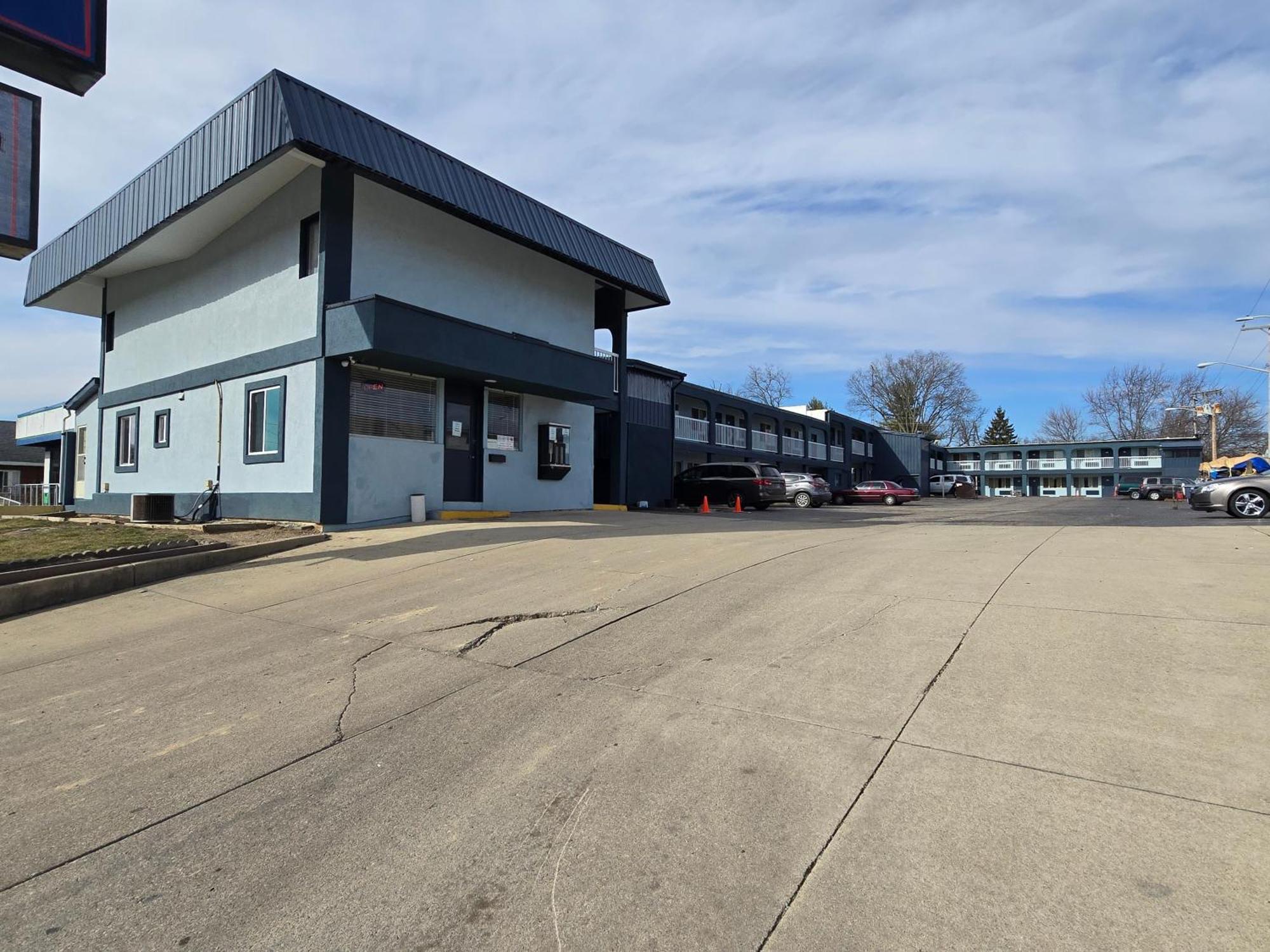 Richmond Inn And Suites Bagian luar foto