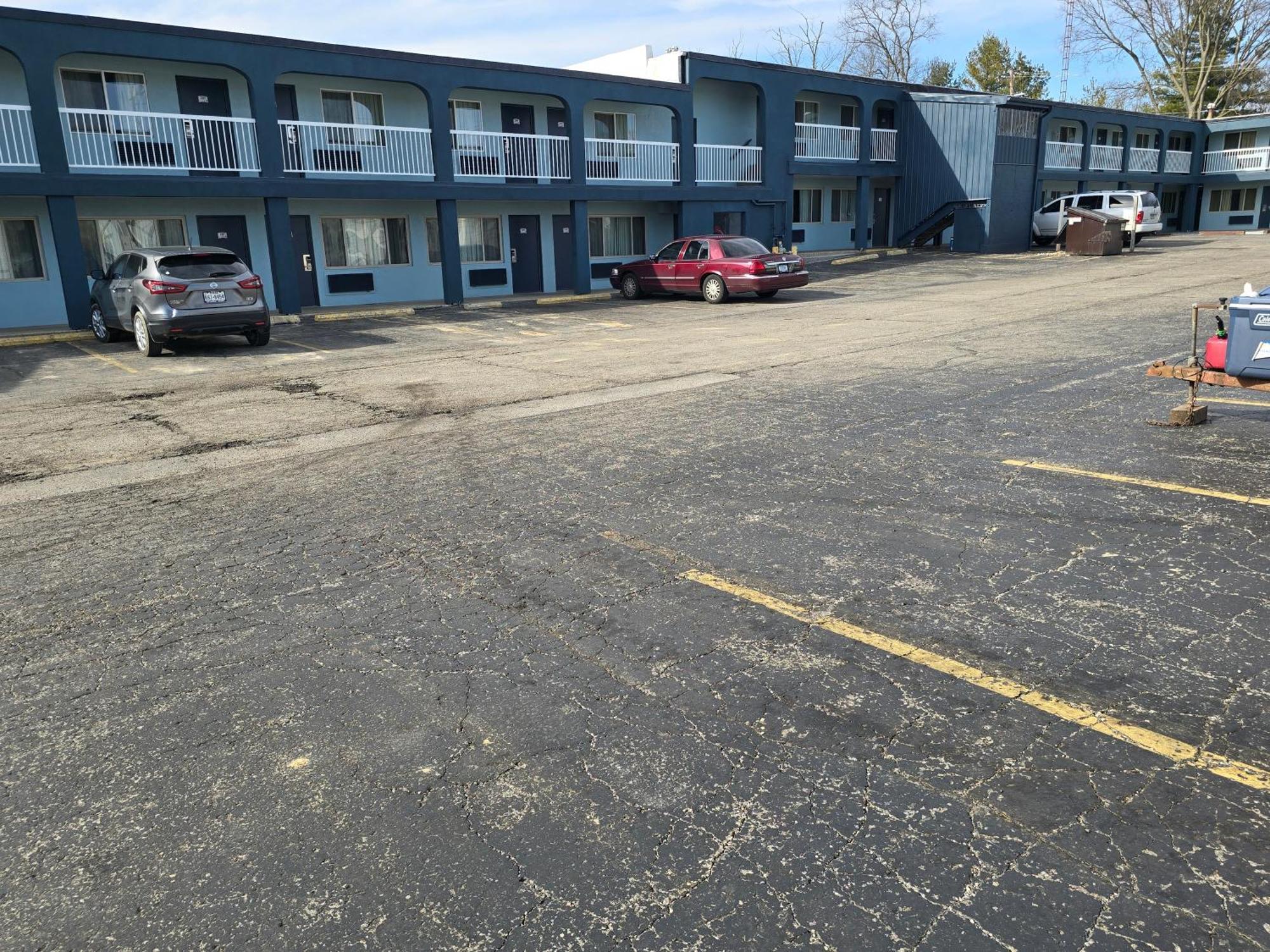 Richmond Inn And Suites Bagian luar foto