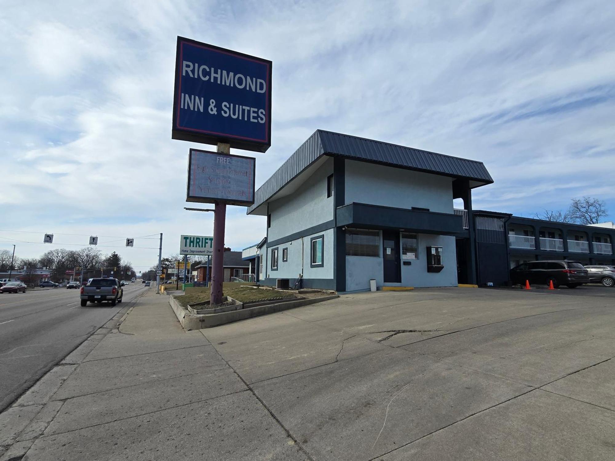 Richmond Inn And Suites Bagian luar foto