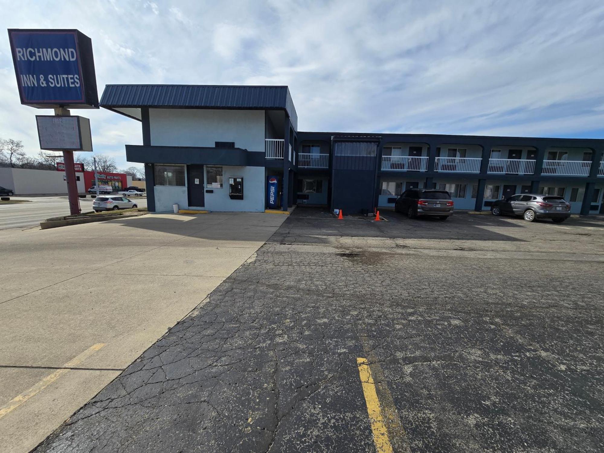 Richmond Inn And Suites Bagian luar foto