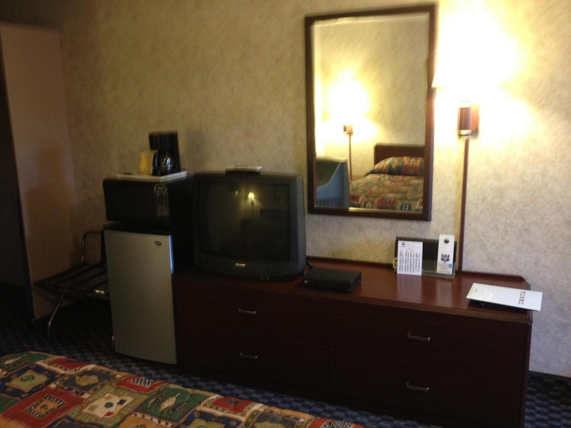 Richmond Inn And Suites Bagian luar foto