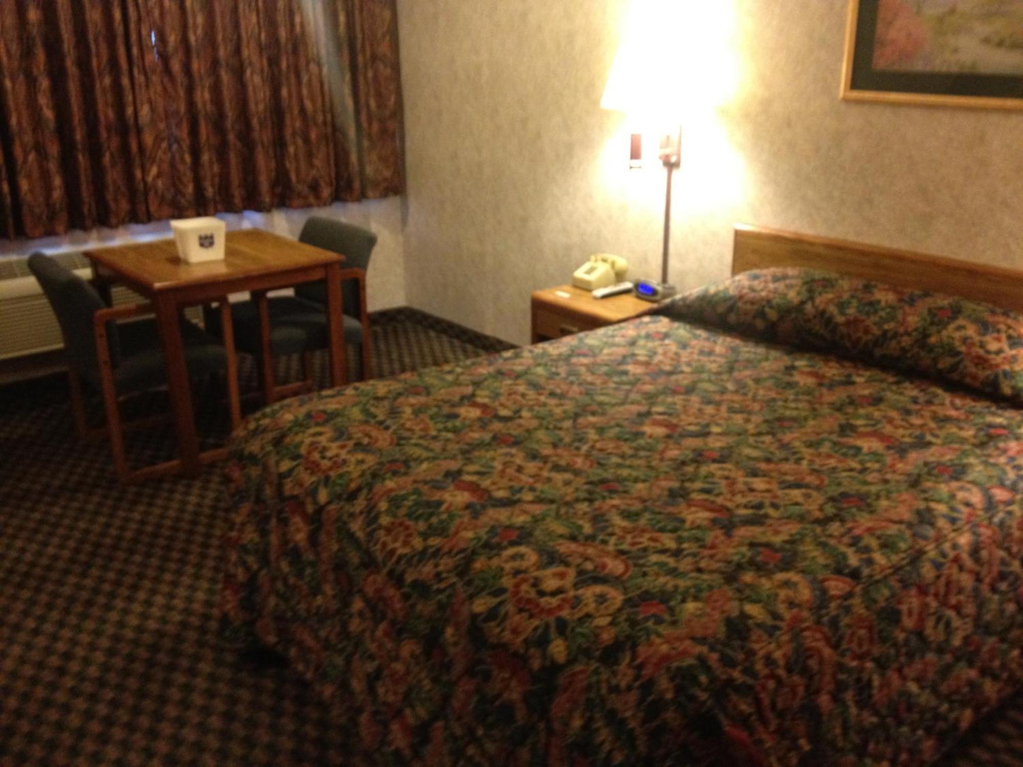 Richmond Inn And Suites Bagian luar foto