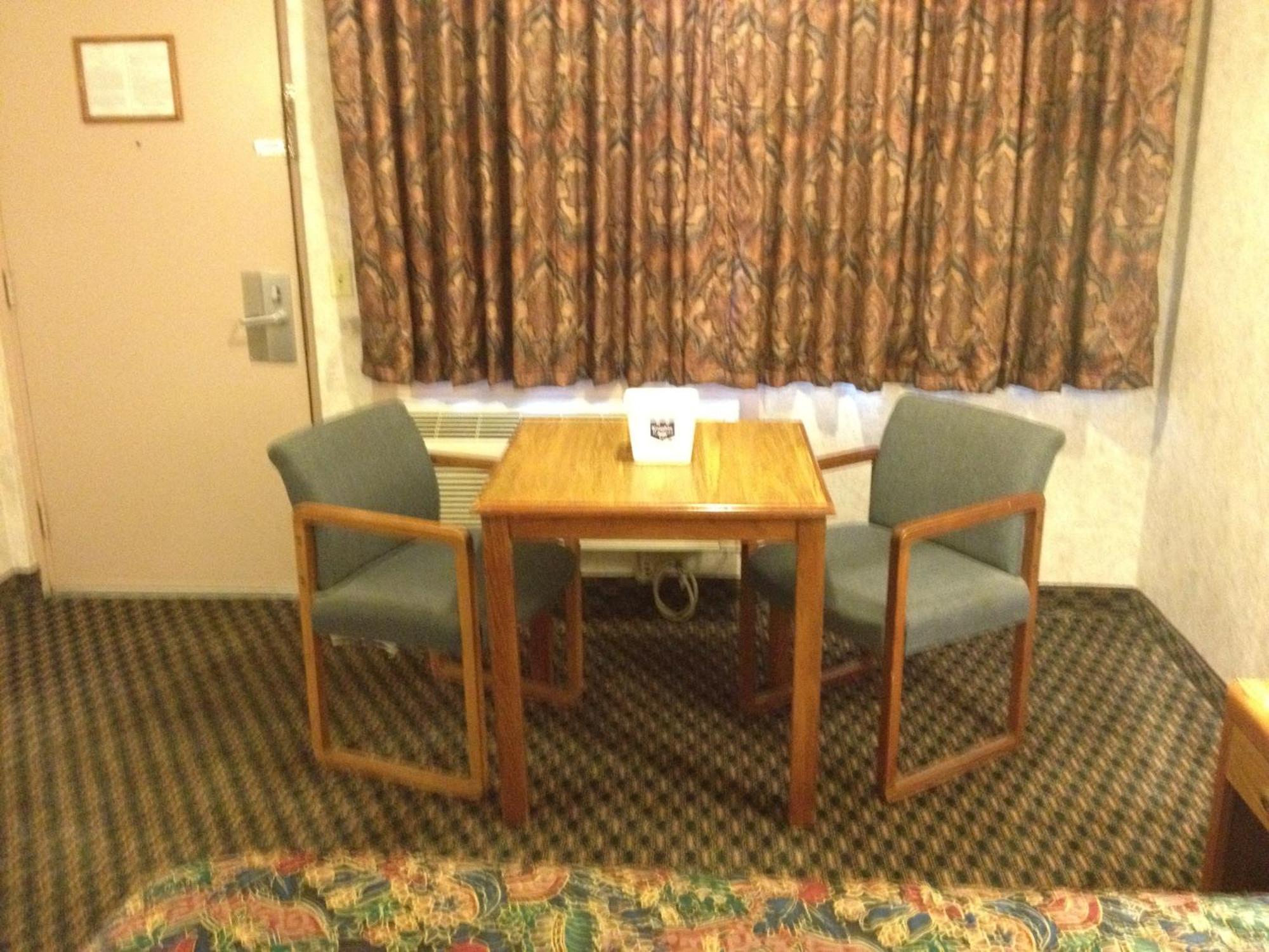 Richmond Inn And Suites Bagian luar foto