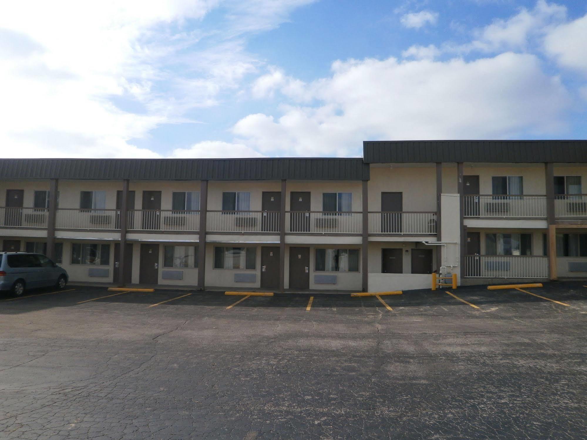 Richmond Inn And Suites Bagian luar foto
