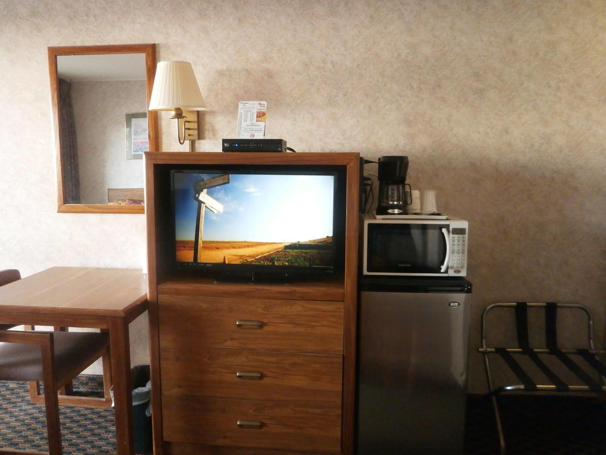 Richmond Inn And Suites Bagian luar foto