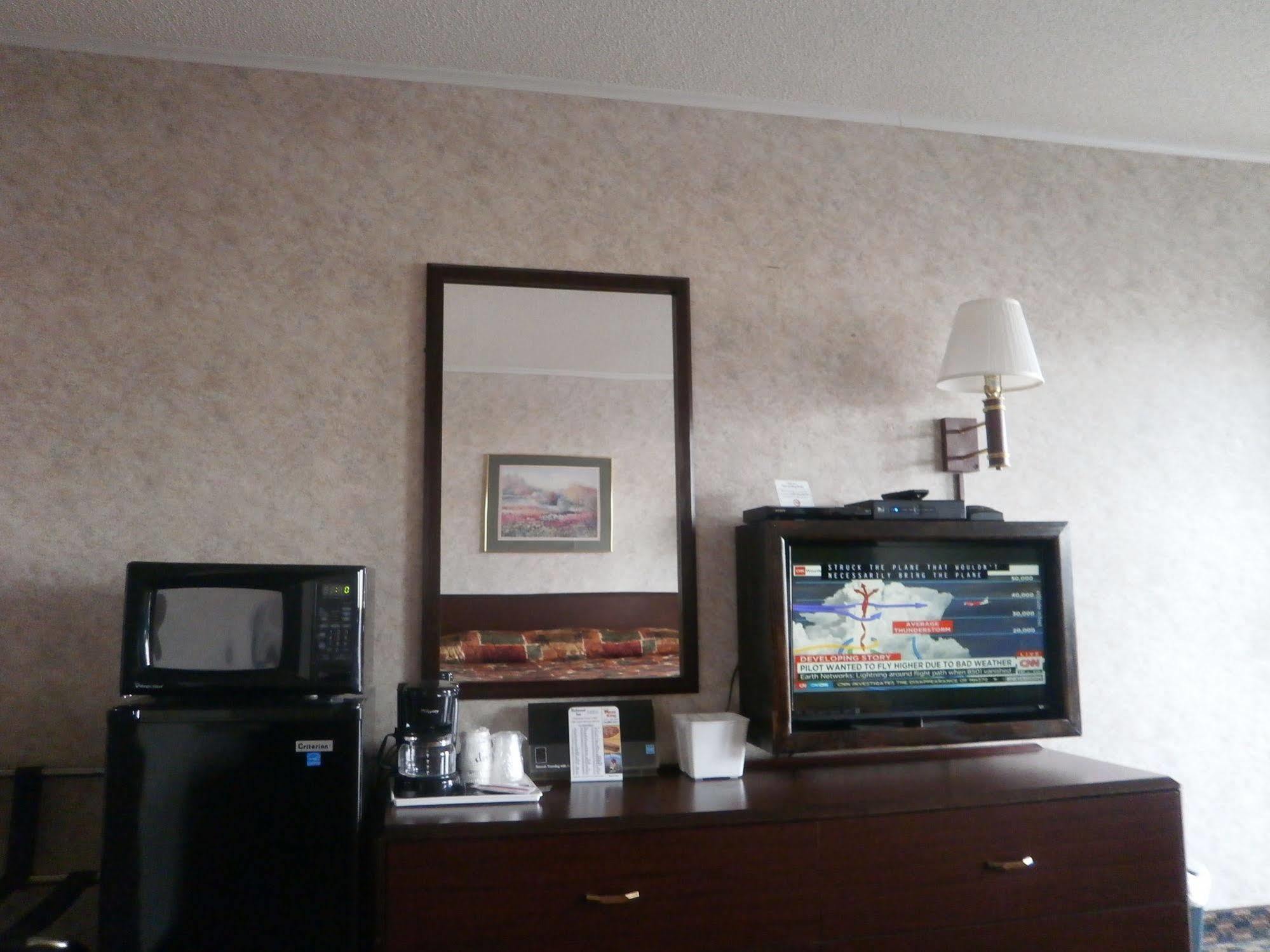 Richmond Inn And Suites Bagian luar foto