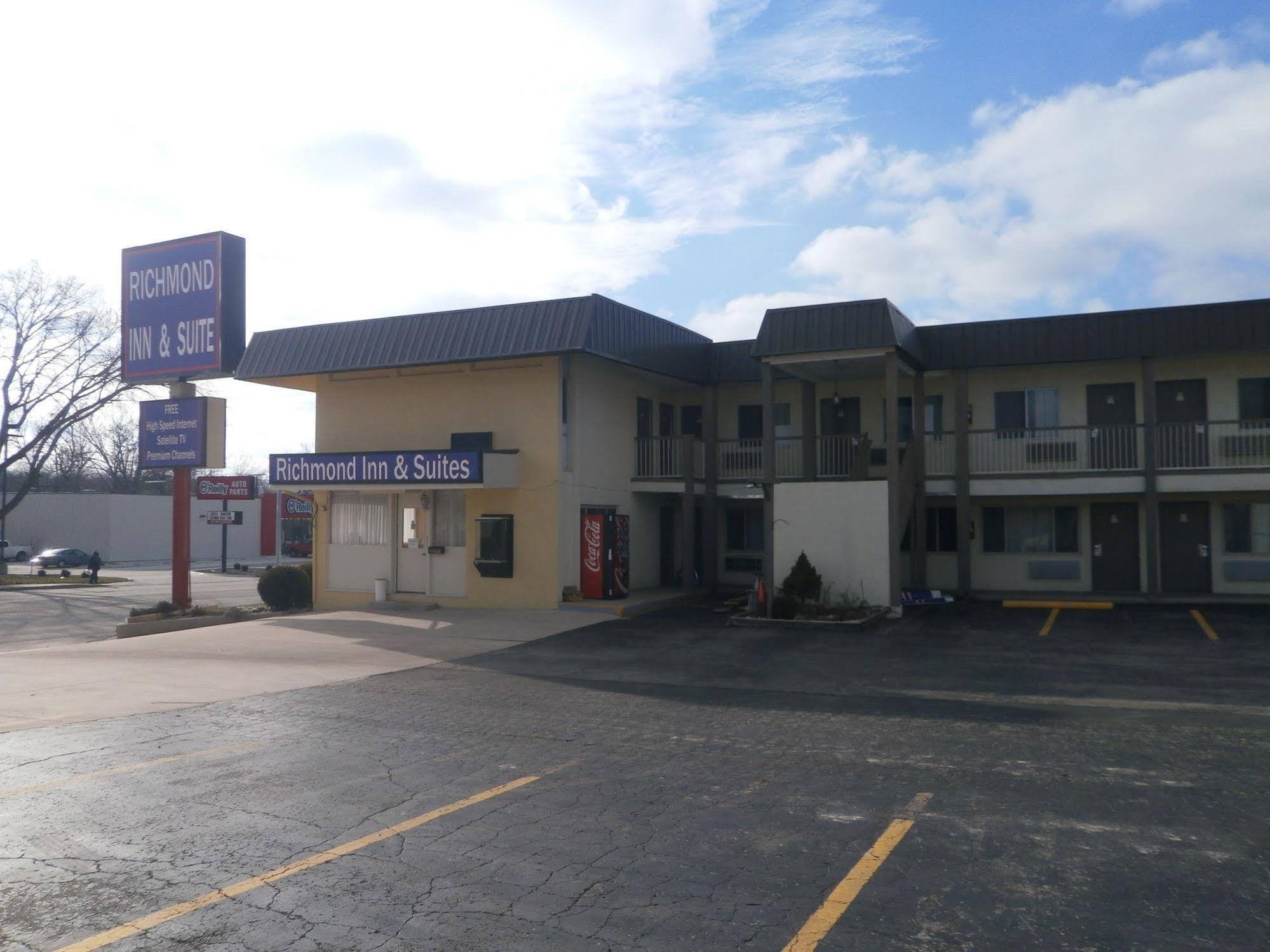 Richmond Inn And Suites Bagian luar foto