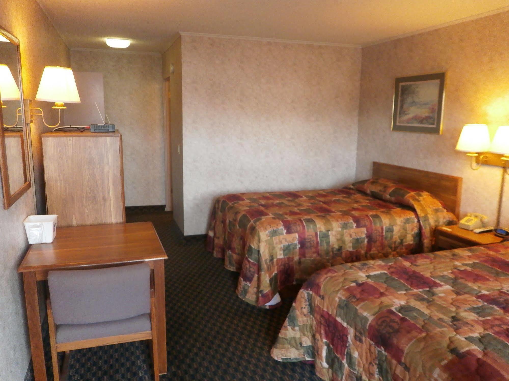 Richmond Inn And Suites Bagian luar foto