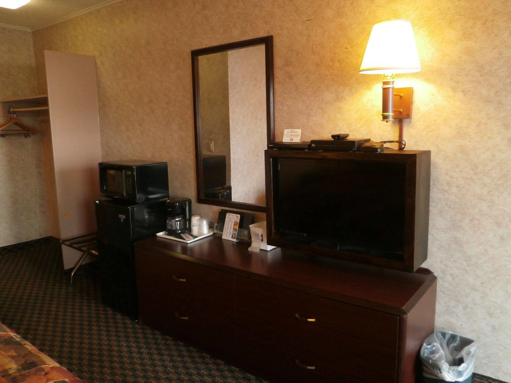 Richmond Inn And Suites Bagian luar foto