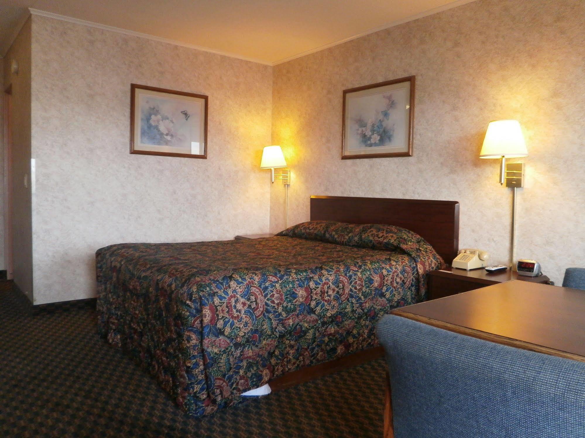 Richmond Inn And Suites Bagian luar foto