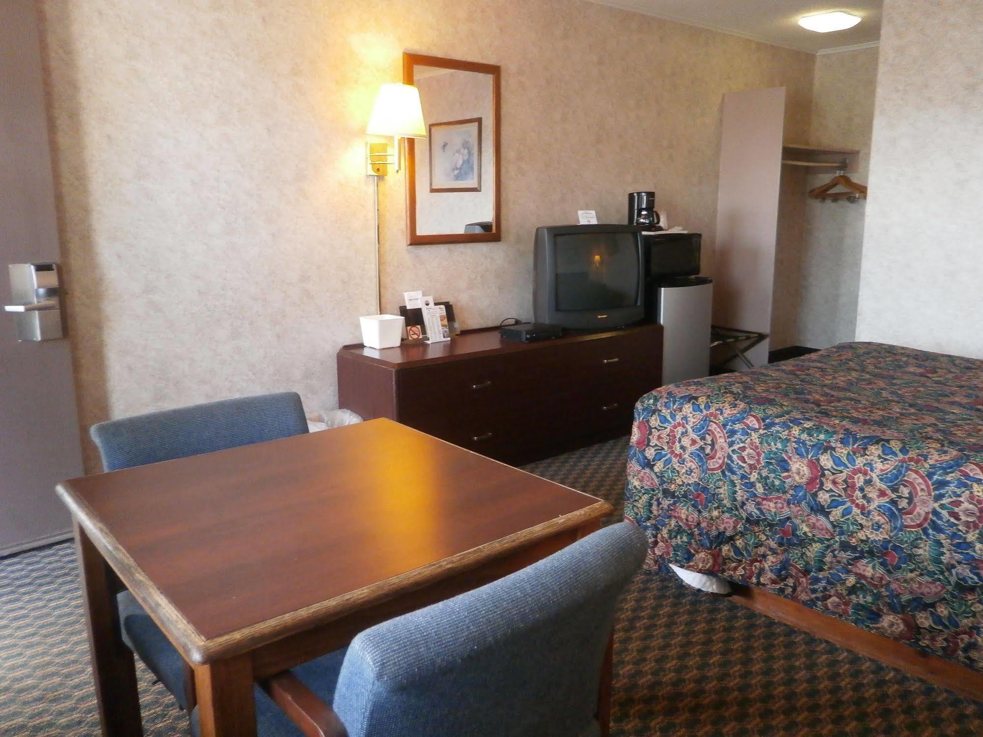Richmond Inn And Suites Bagian luar foto