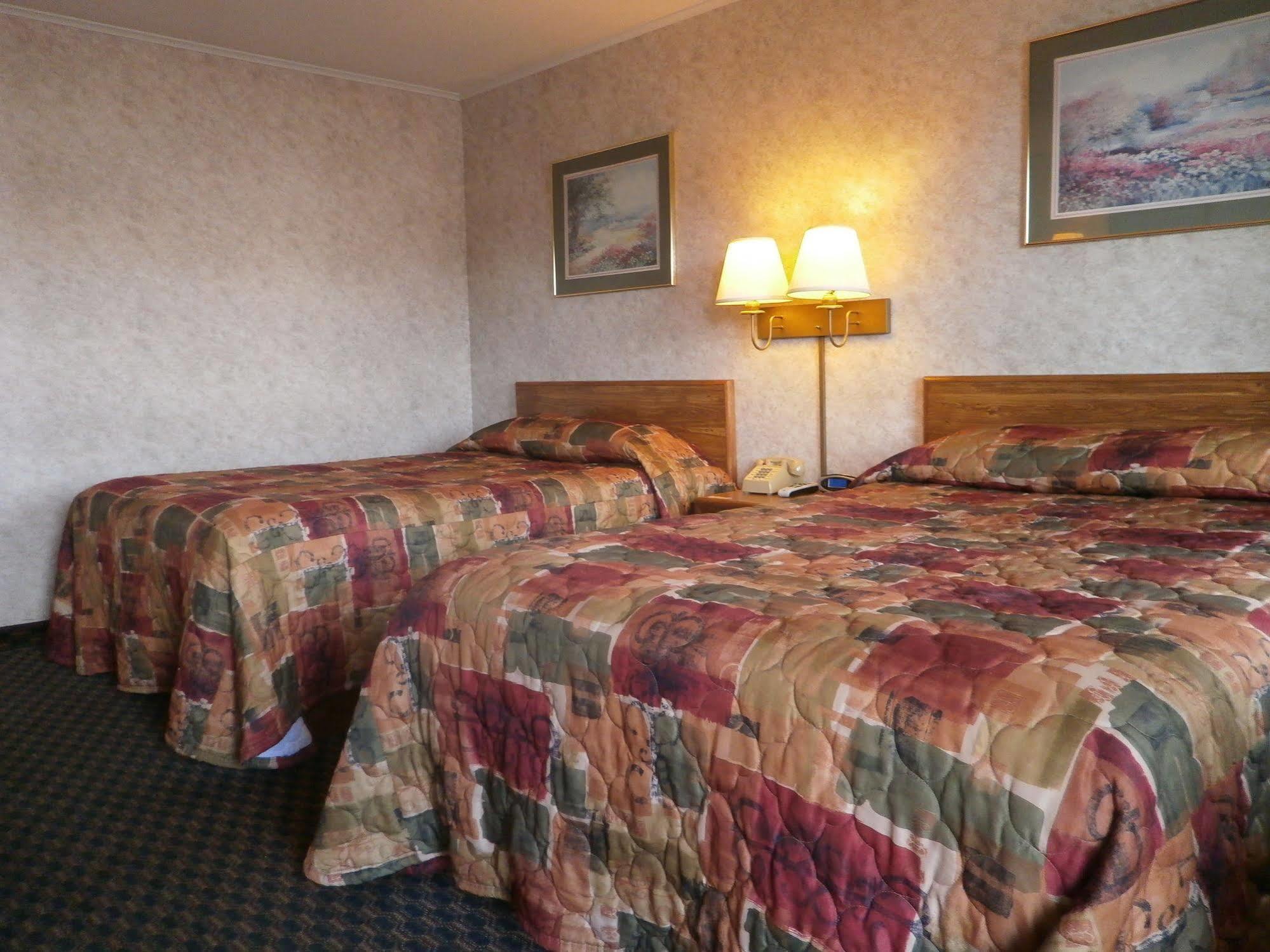 Richmond Inn And Suites Bagian luar foto