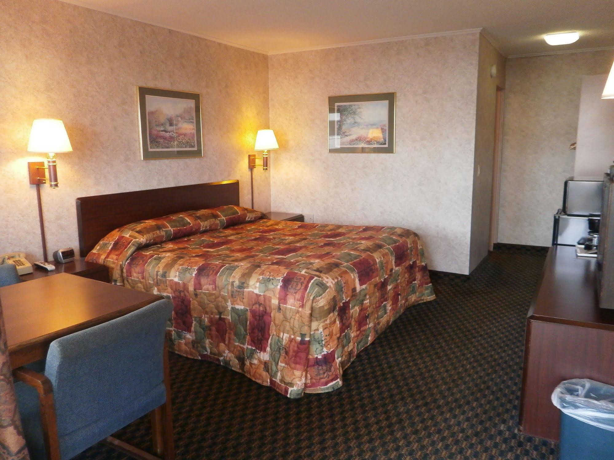 Richmond Inn And Suites Bagian luar foto