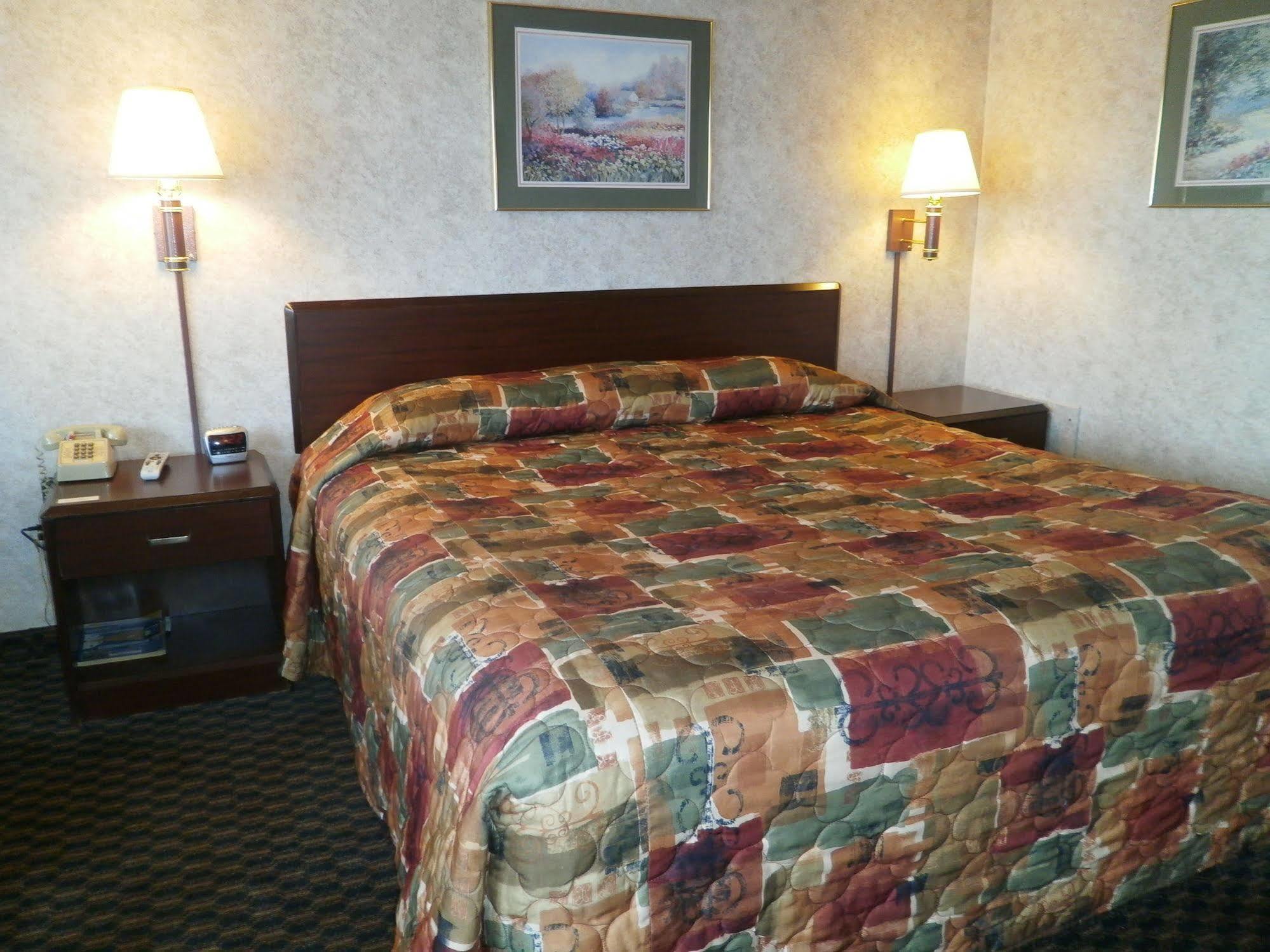 Richmond Inn And Suites Bagian luar foto