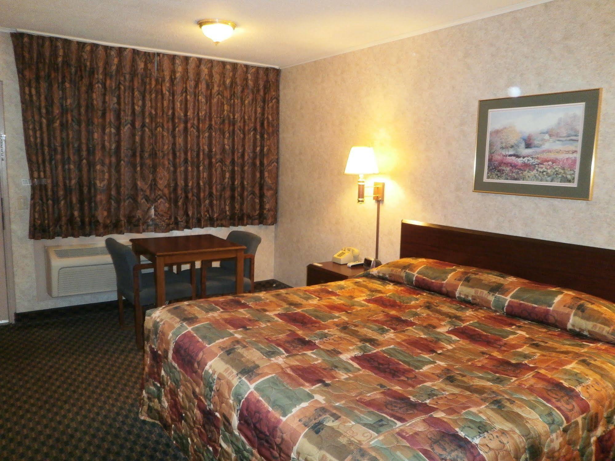 Richmond Inn And Suites Bagian luar foto