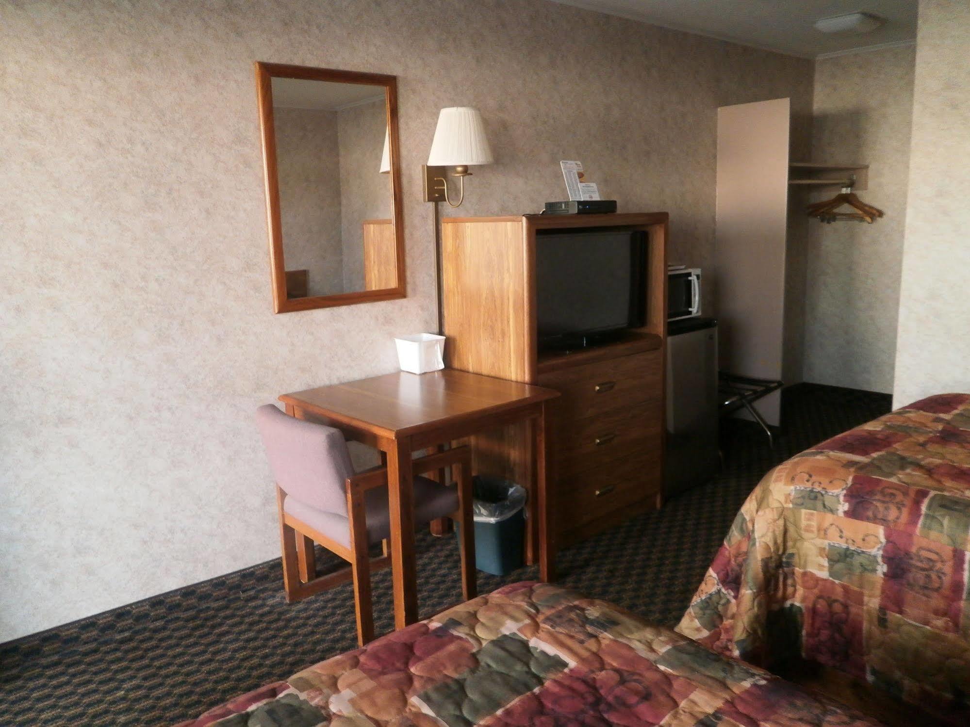 Richmond Inn And Suites Bagian luar foto