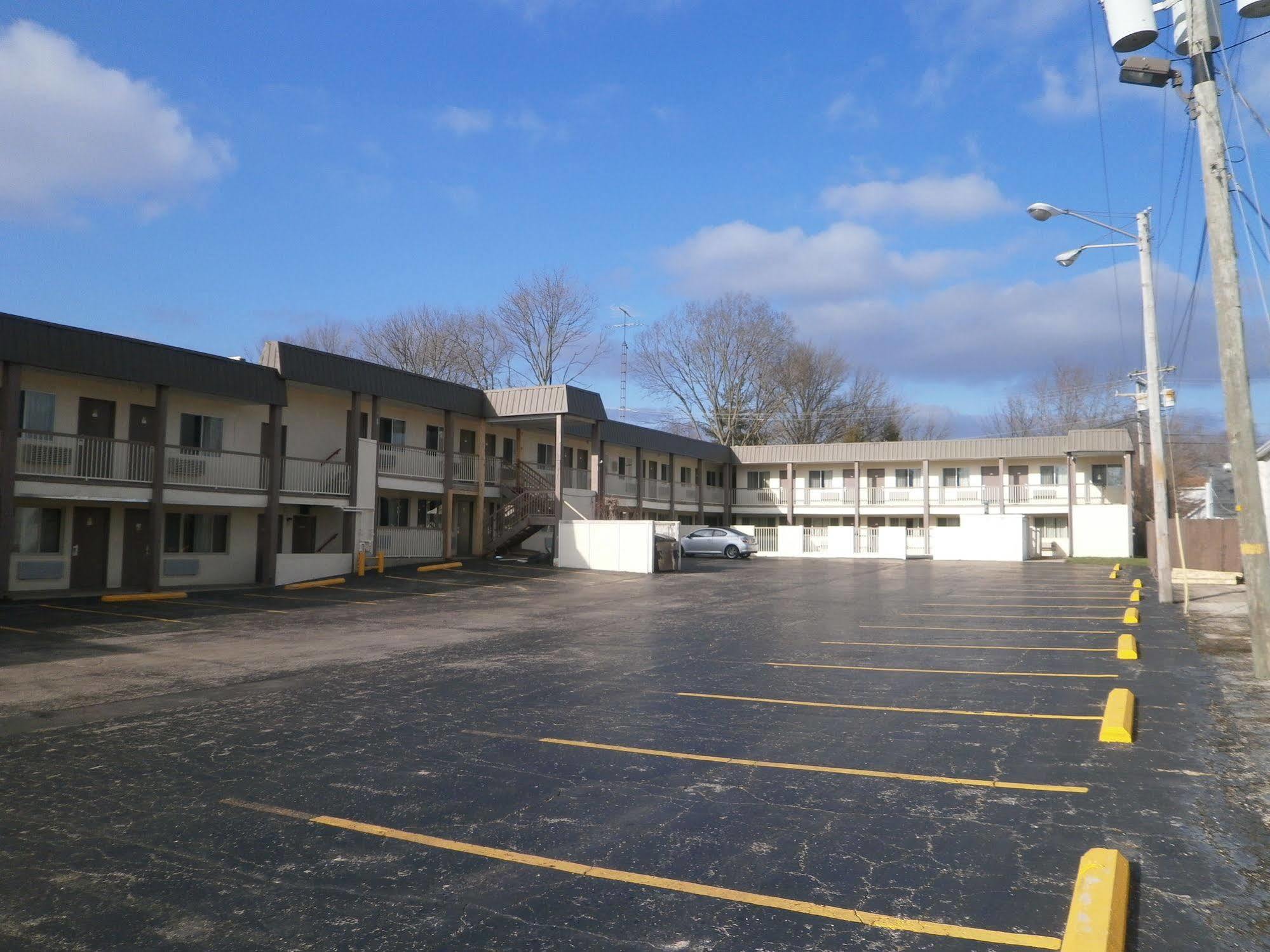 Richmond Inn And Suites Bagian luar foto